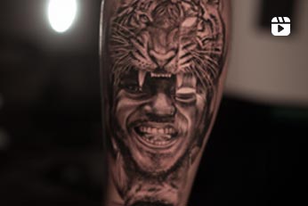 Tatuagem realista preto e cinza de leão rugindo