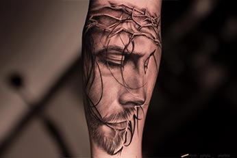 Tatuagem realista preto e cinza de Jesus Cristo