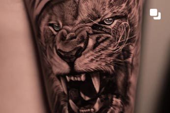 Tatuagem realista preto e cinza de leão no Estúdio Dueny Passos Tattoo