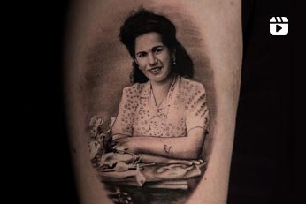 Tatuagem artística de rosto feminino com traços finos e sombreamento